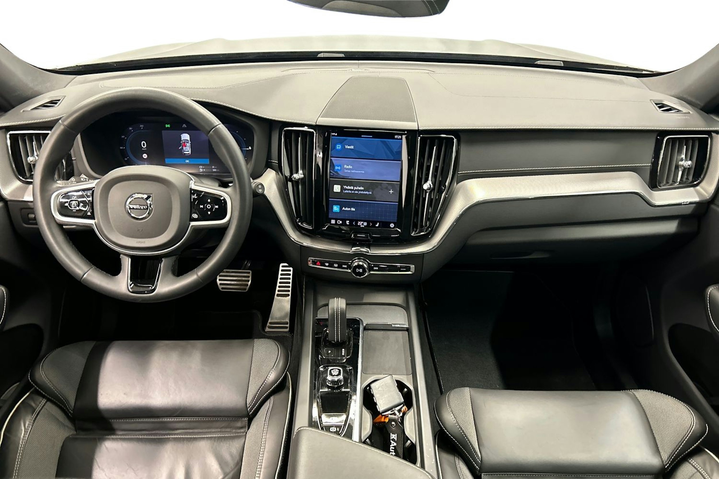 musta Volvo XC60 2022 kuva 9.