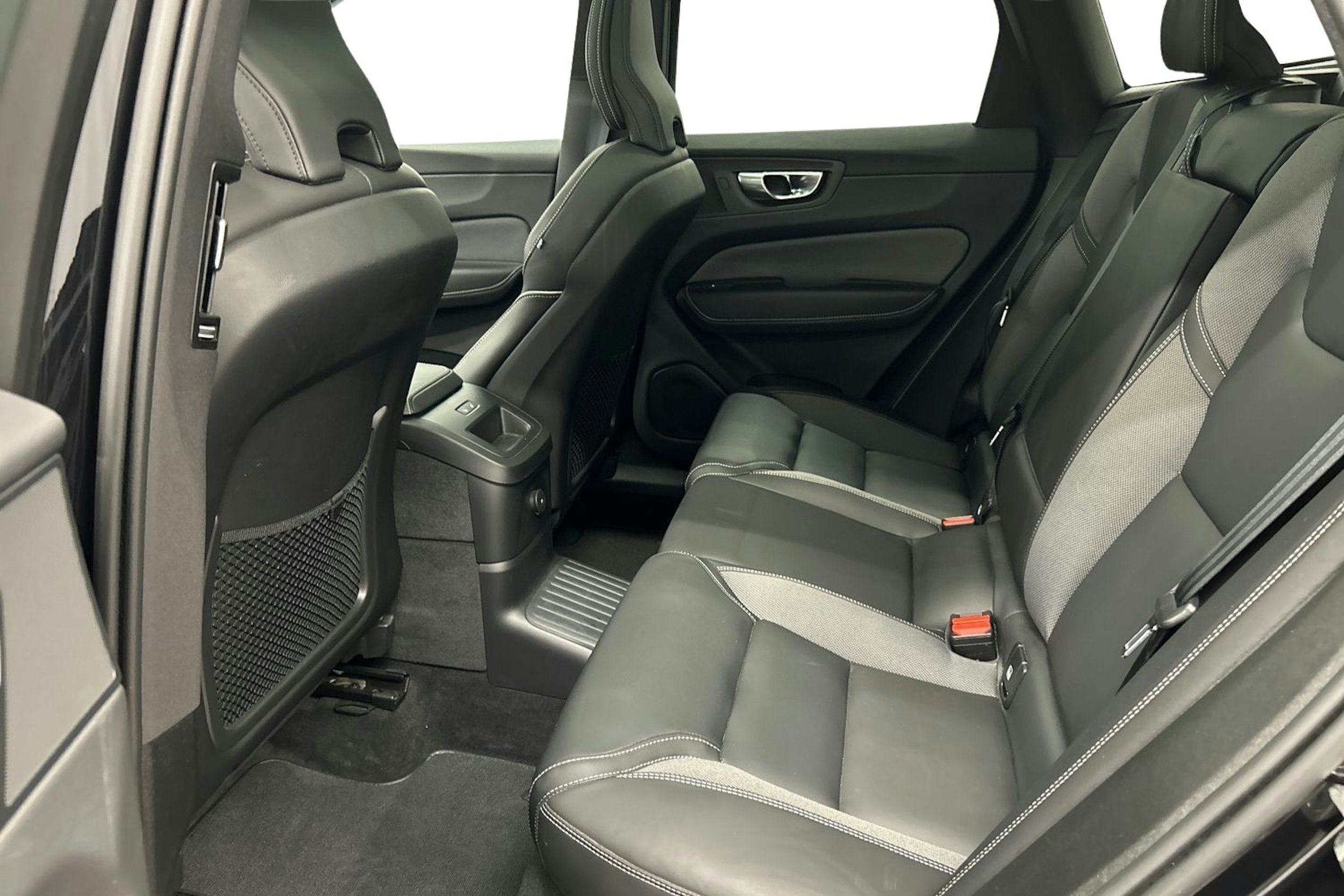 musta Volvo XC60 2022 kuva 10.
