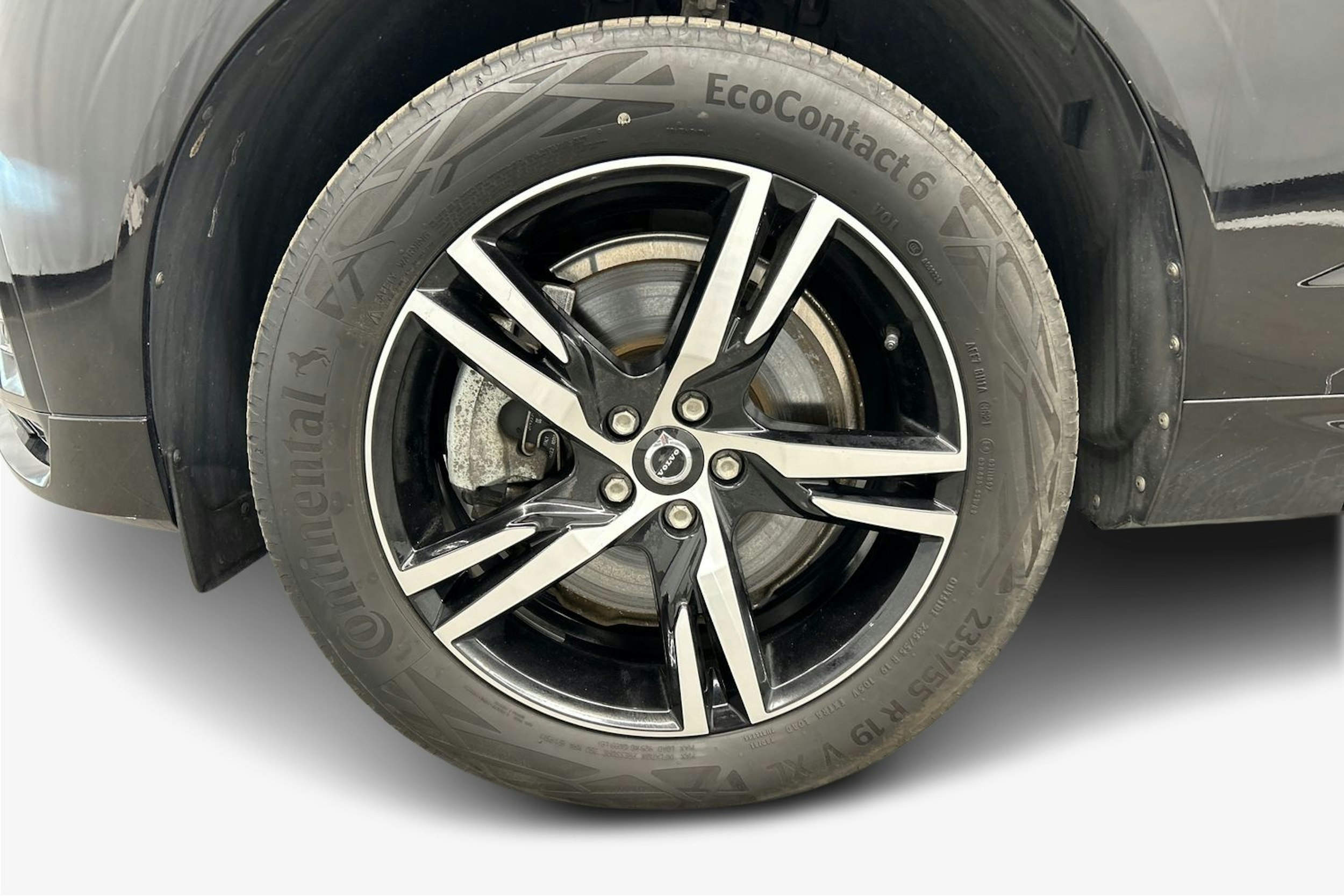 musta Volvo XC60 2022 kuva 11.