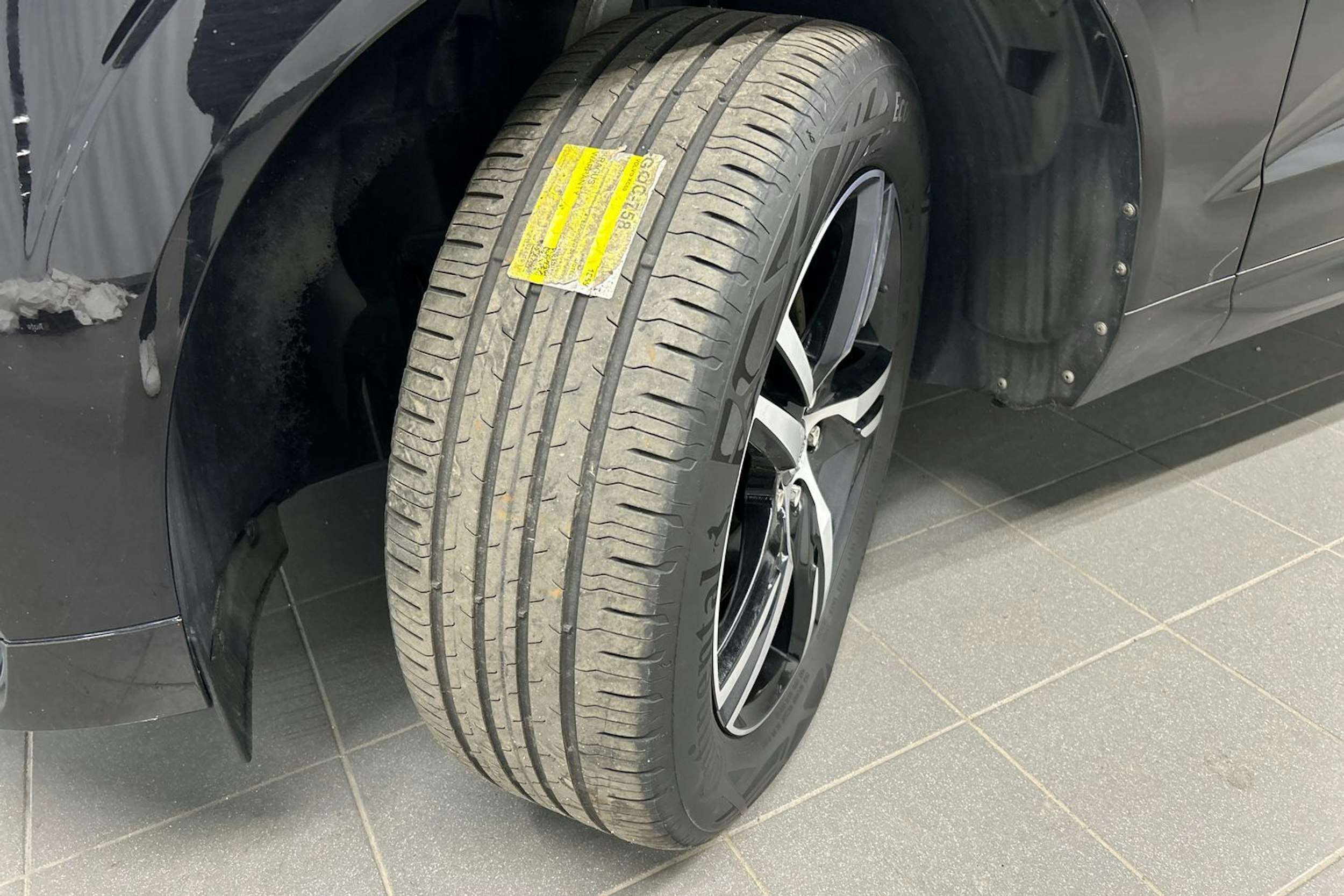 musta Volvo XC60 2022 kuva 13.