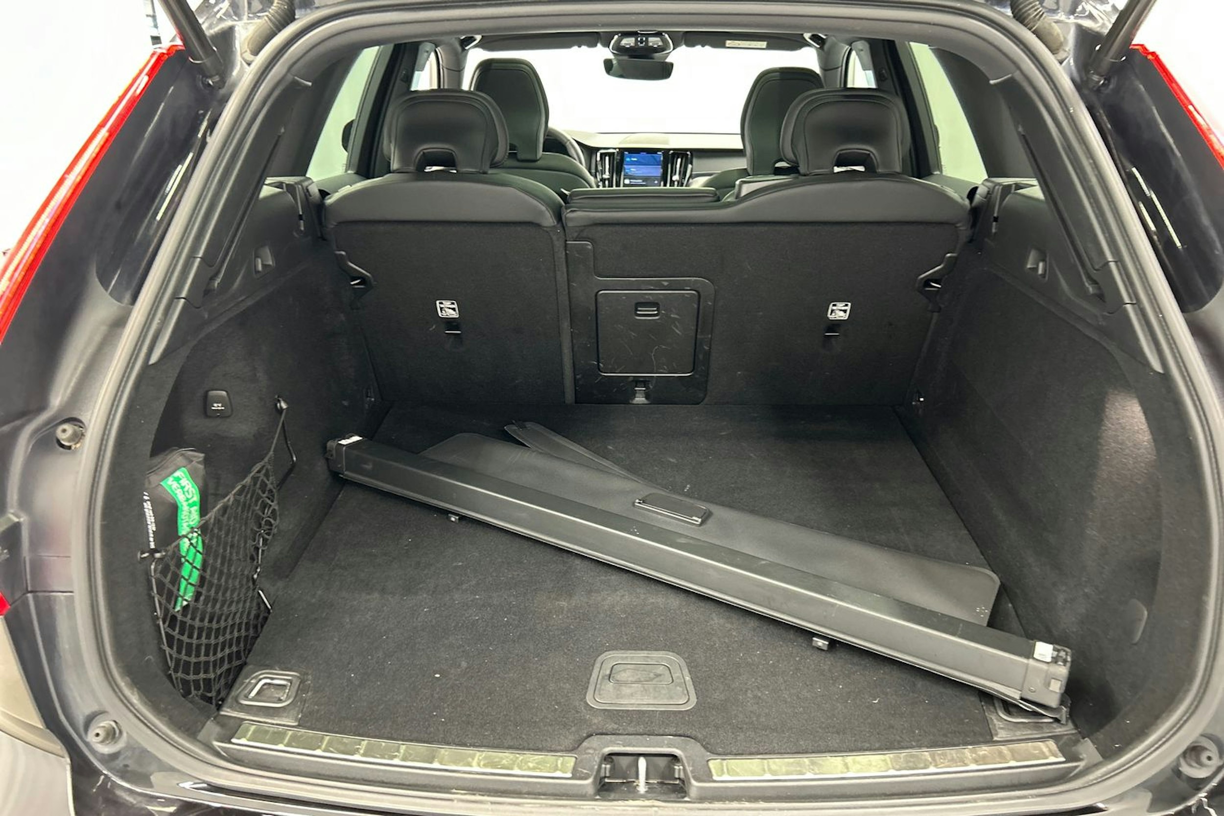 musta Volvo XC60 2022 kuva 14.