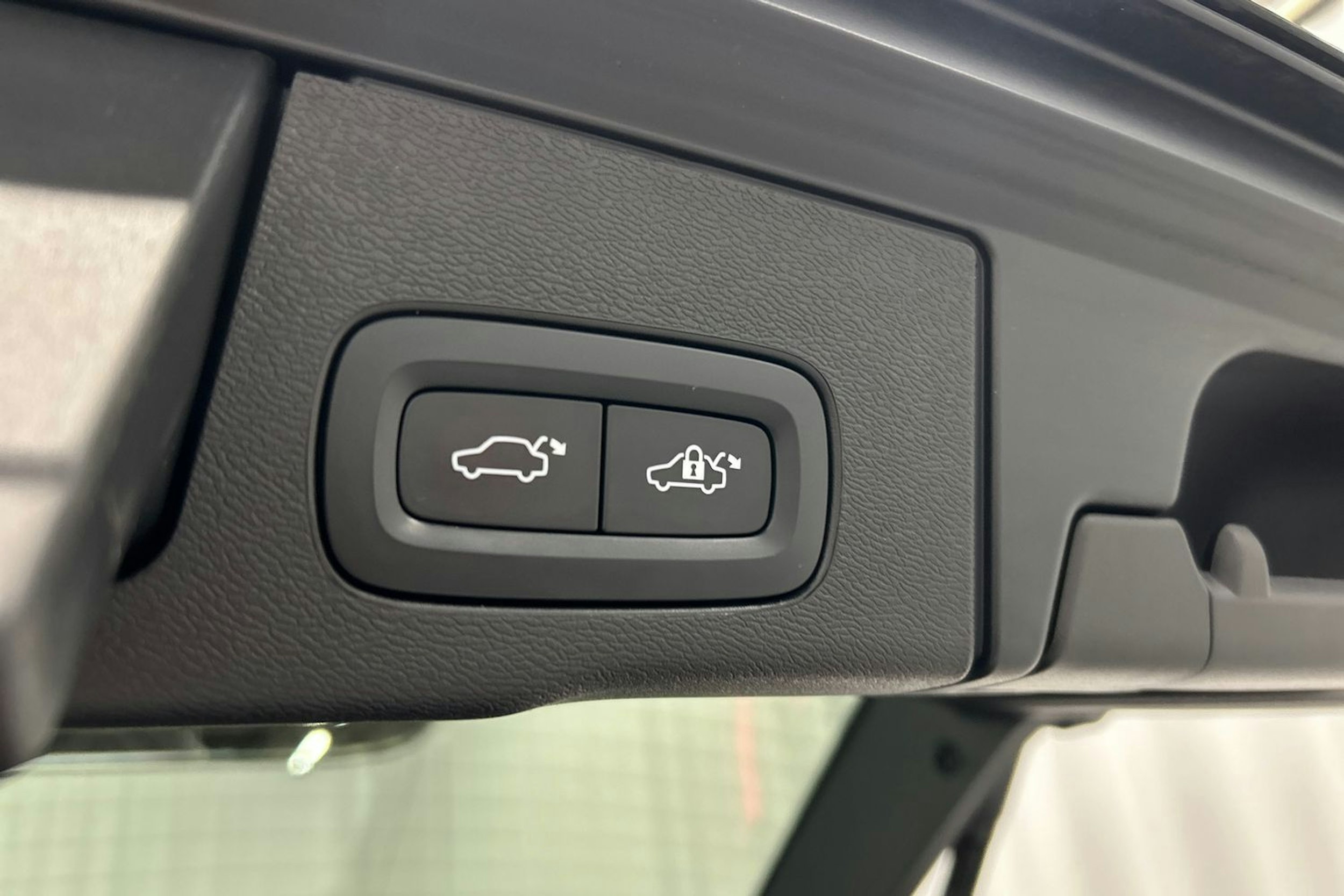 musta Volvo XC60 2022 kuva 15.