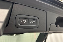 musta Volvo XC60 2022 kuva 15.