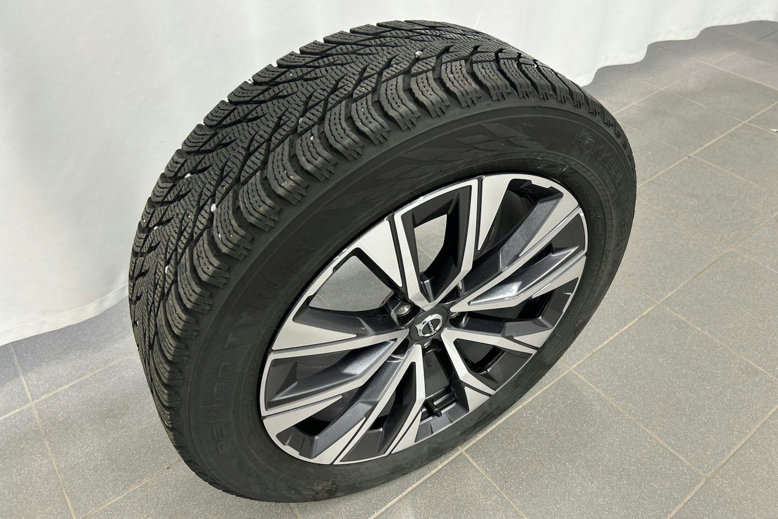 musta Volvo XC60 2022 kuva 16.