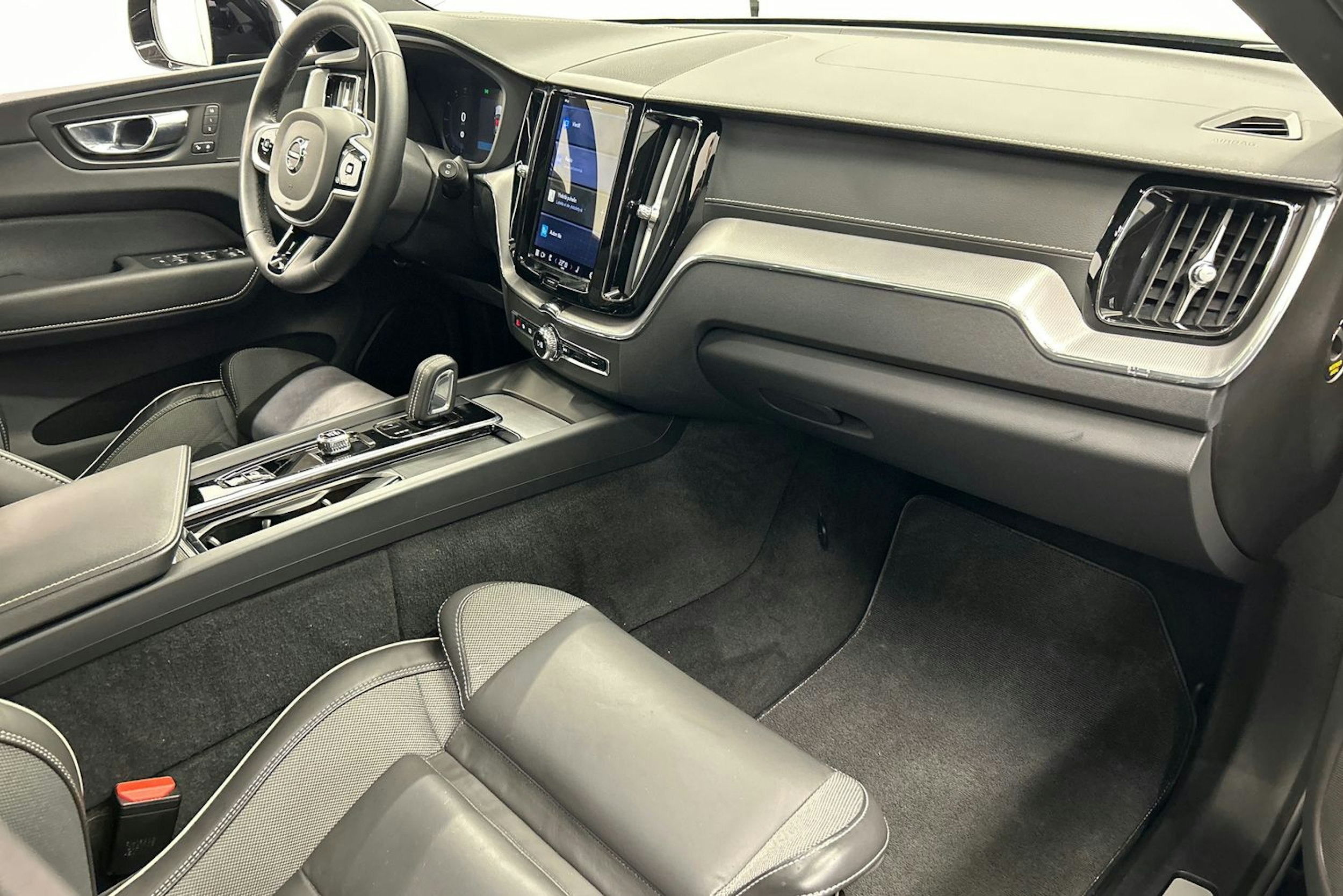 musta Volvo XC60 2022 kuva 17.