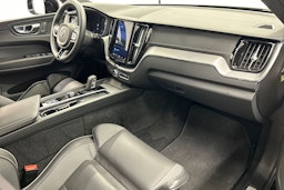 musta Volvo XC60 2022 kuva 17.