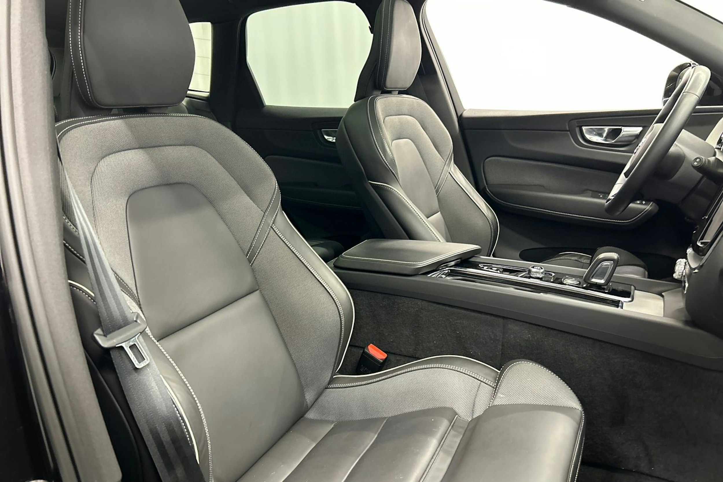 musta Volvo XC60 2022 kuva 18.
