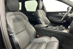 musta Volvo XC60 2022 kuva 18.