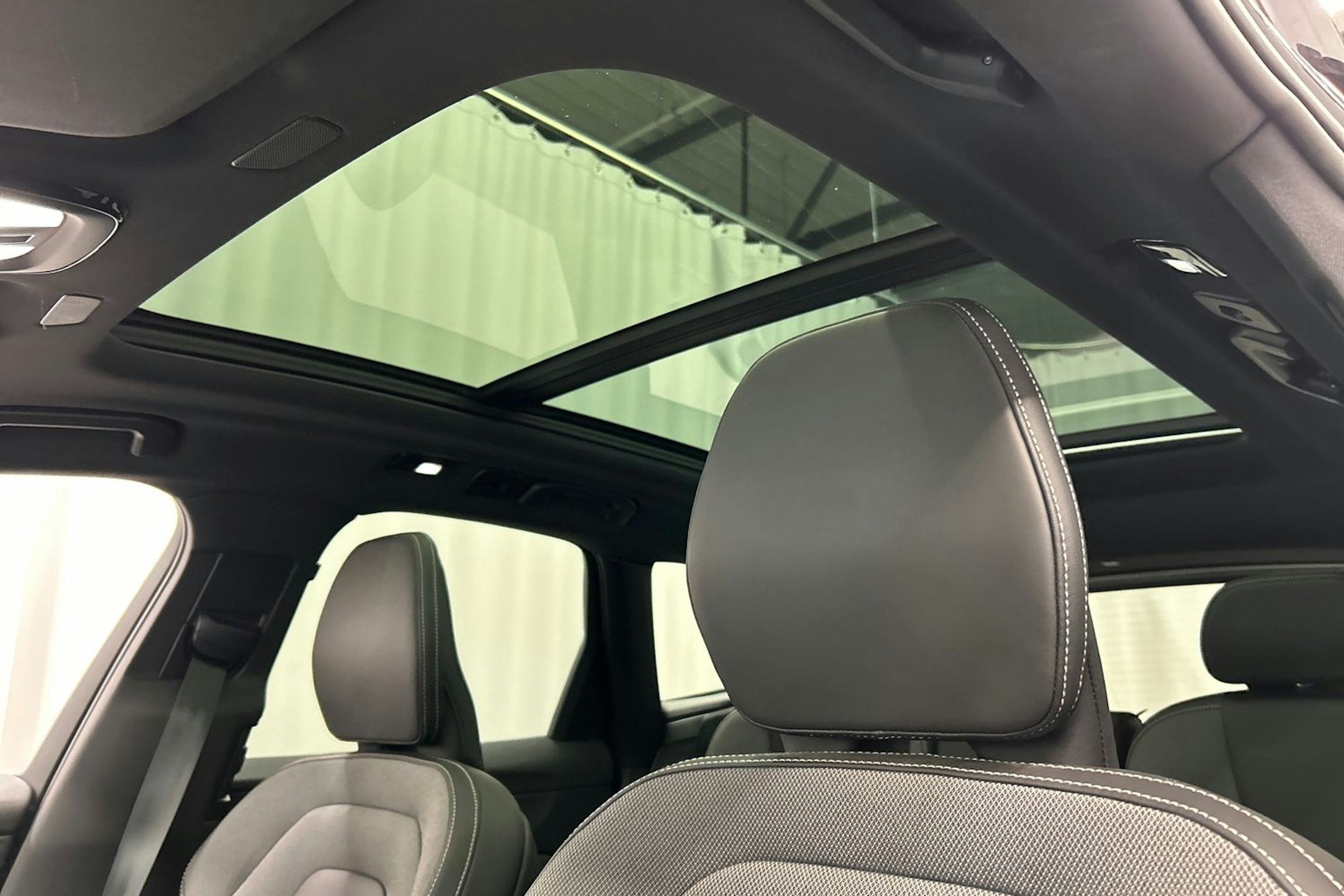 musta Volvo XC60 2022 kuva 19.