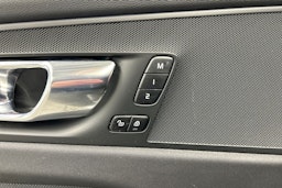 musta Volvo XC60 2022 kuva 20.