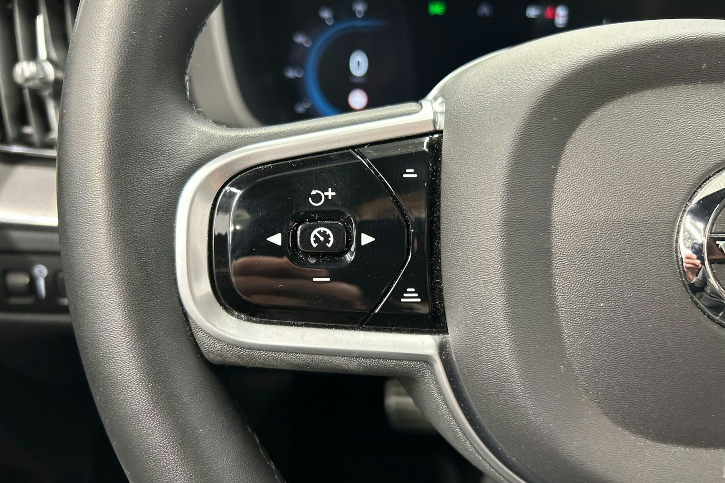 musta Volvo XC60 2022 kuva 22.