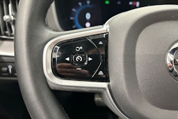 musta Volvo XC60 2022 kuva 22.