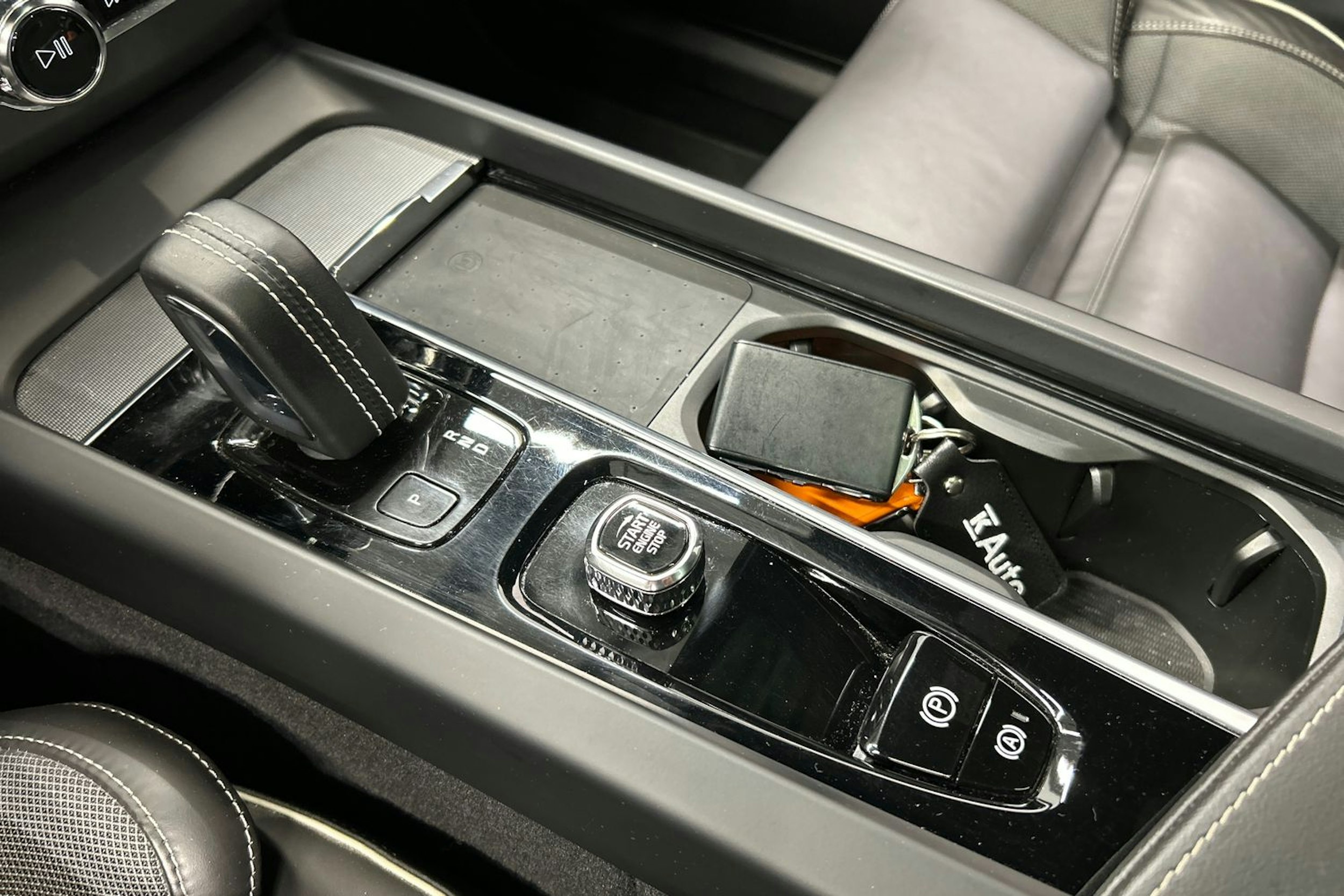 musta Volvo XC60 2022 kuva 26.