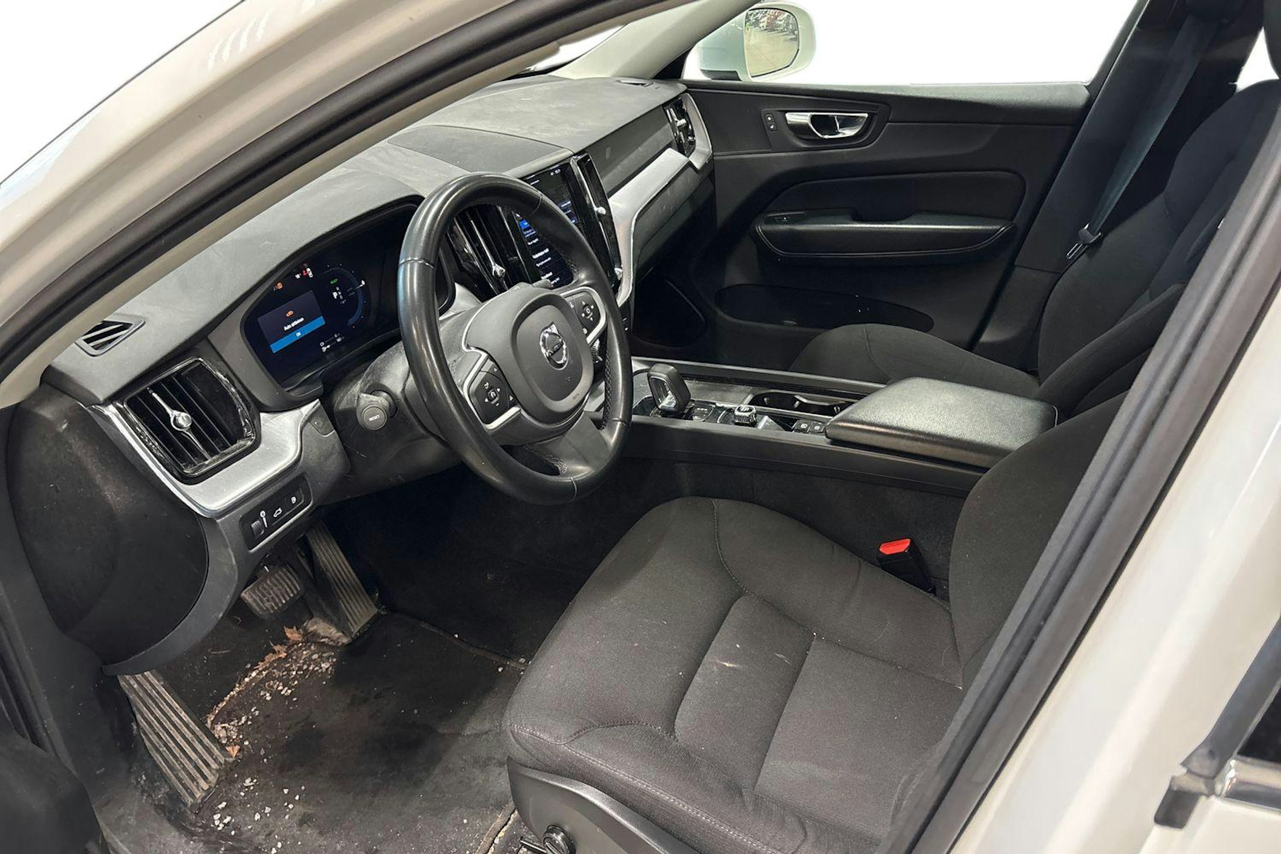 valkoinen Volvo XC60 2022 kuva 3.