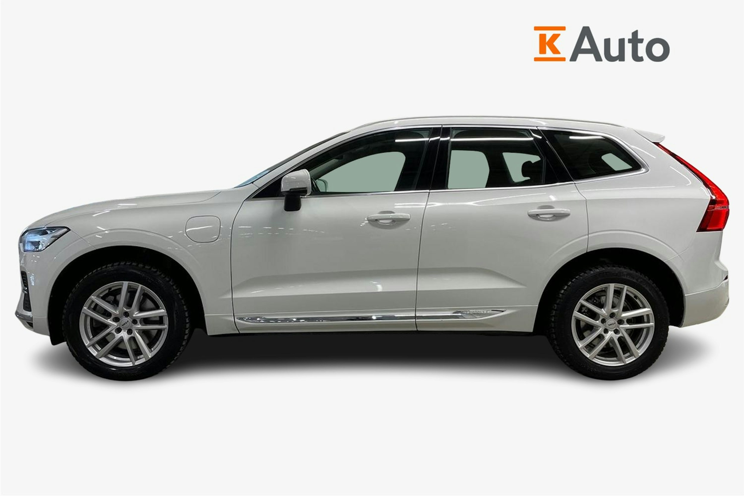 valkoinen Volvo XC60 2022 kuva 6.