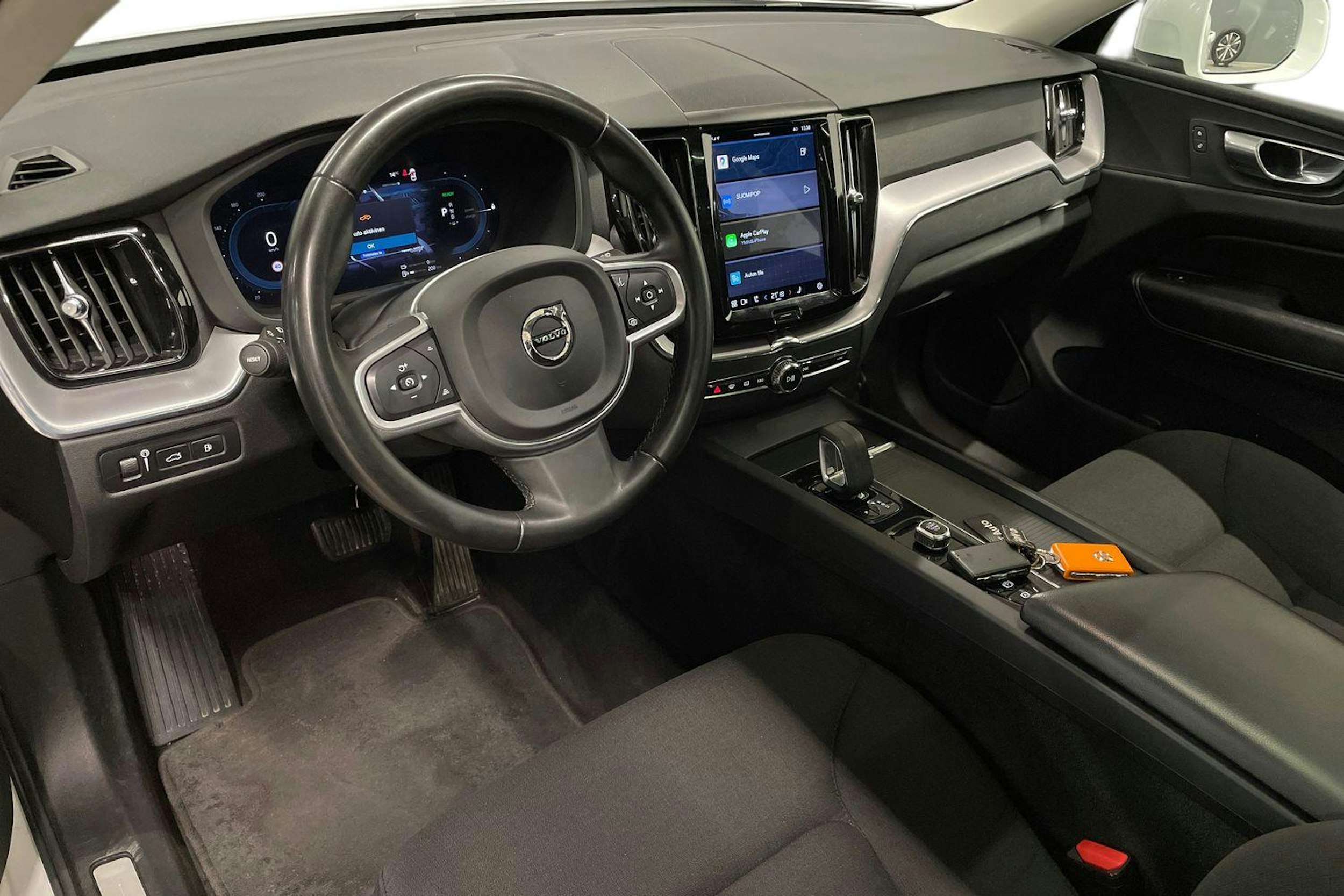 valkoinen Volvo XC60 2022 kuva 7.