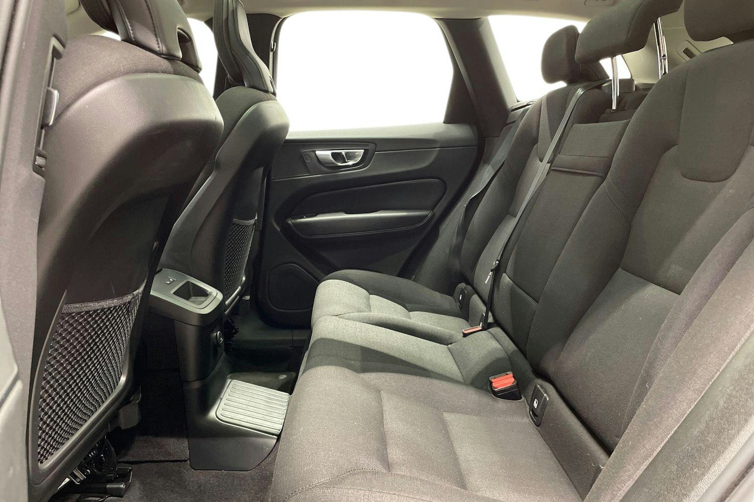 valkoinen Volvo XC60 2022 kuva 10.