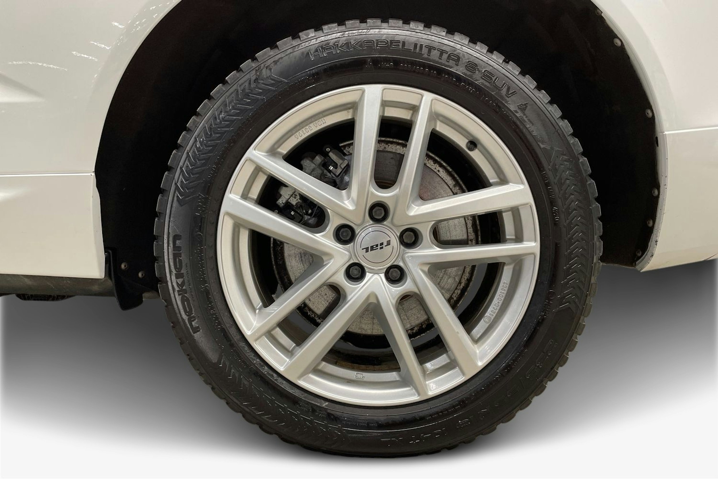 valkoinen Volvo XC60 2022 kuva 11.