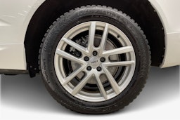 valkoinen Volvo XC60 2022 kuva 11.