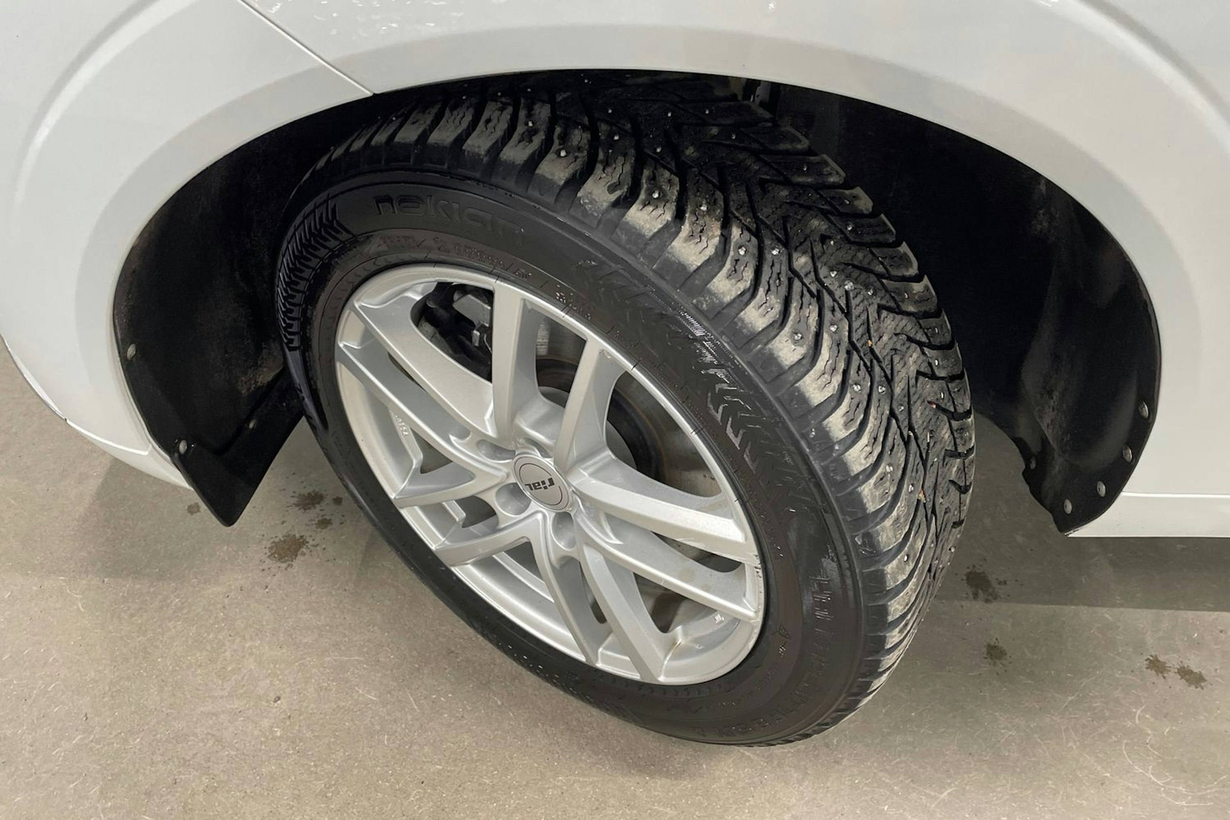 valkoinen Volvo XC60 2022 kuva 13.