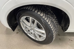 valkoinen Volvo XC60 2022 kuva 13.