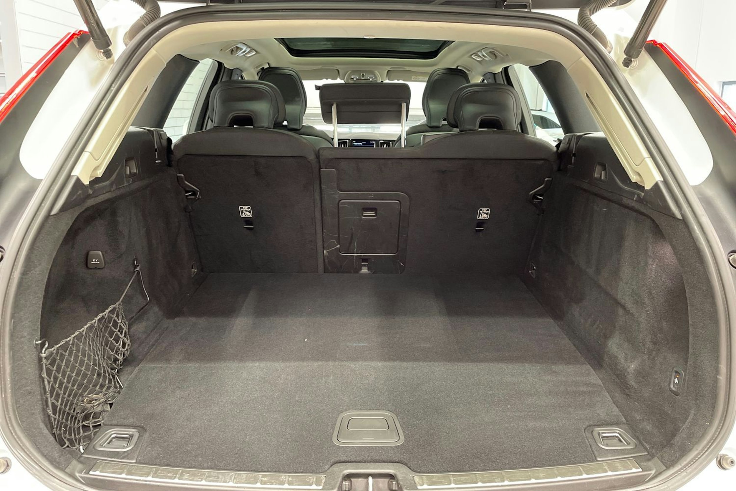 valkoinen Volvo XC60 2022 kuva 15.