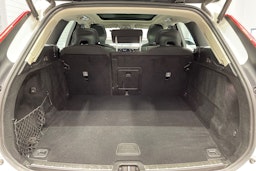 valkoinen Volvo XC60 2022 kuva 15.