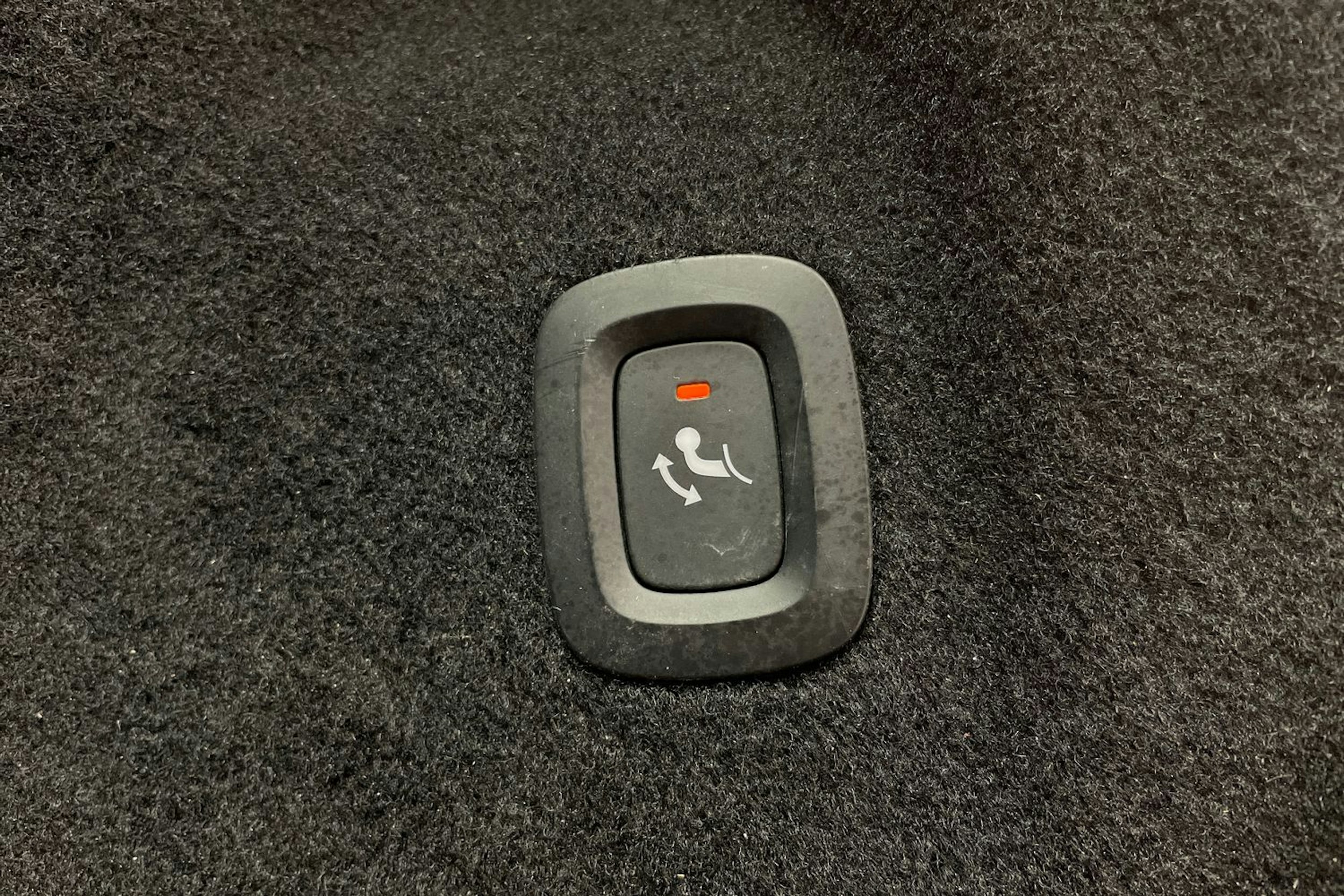 valkoinen Volvo XC60 2022 kuva 17.