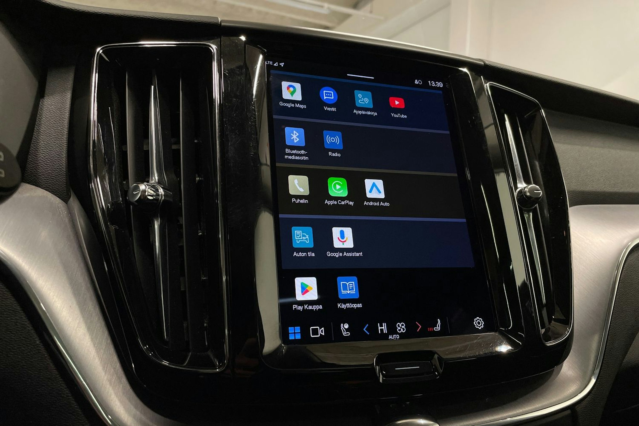 valkoinen Volvo XC60 2022 kuva 19.