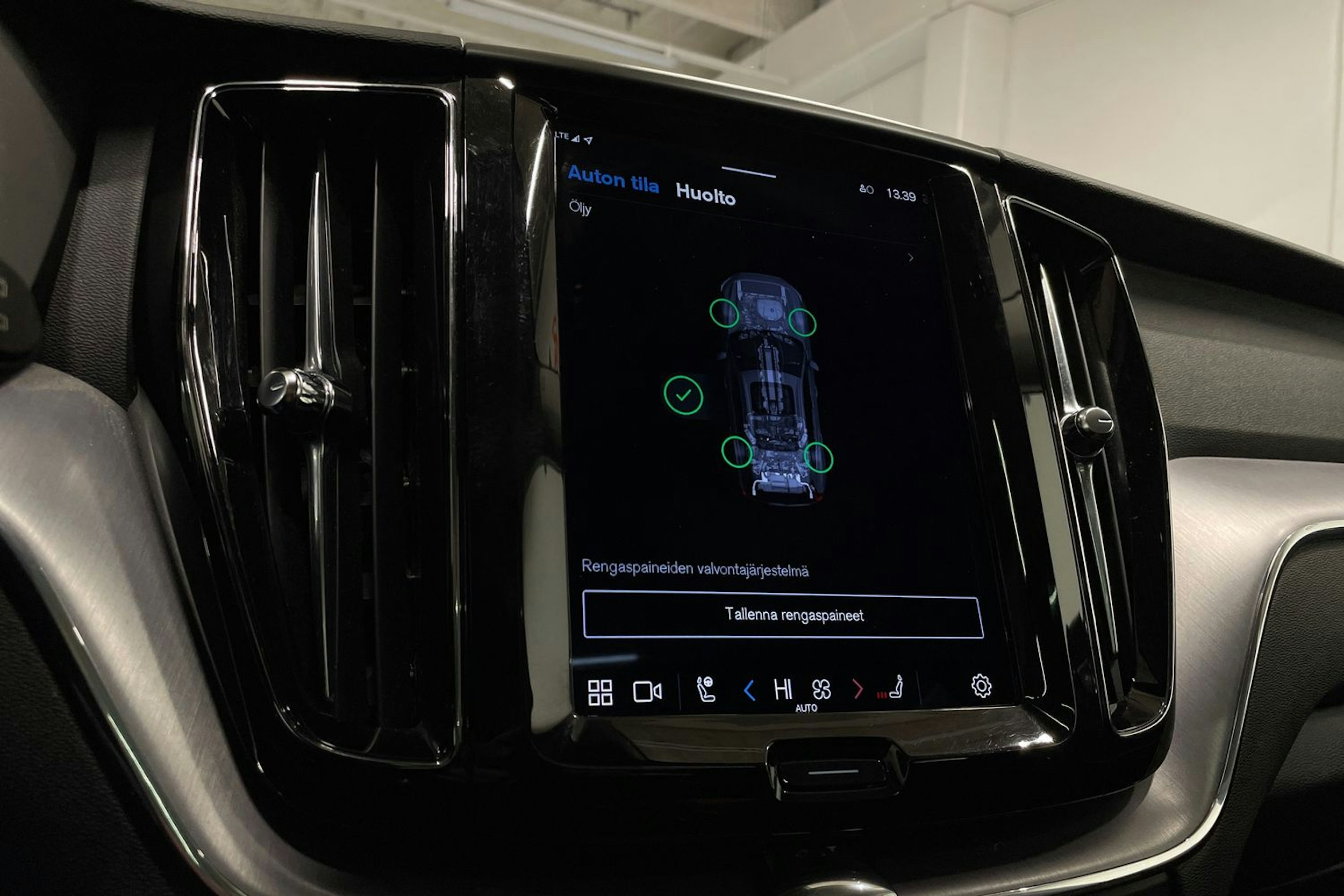 valkoinen Volvo XC60 2022 kuva 20.