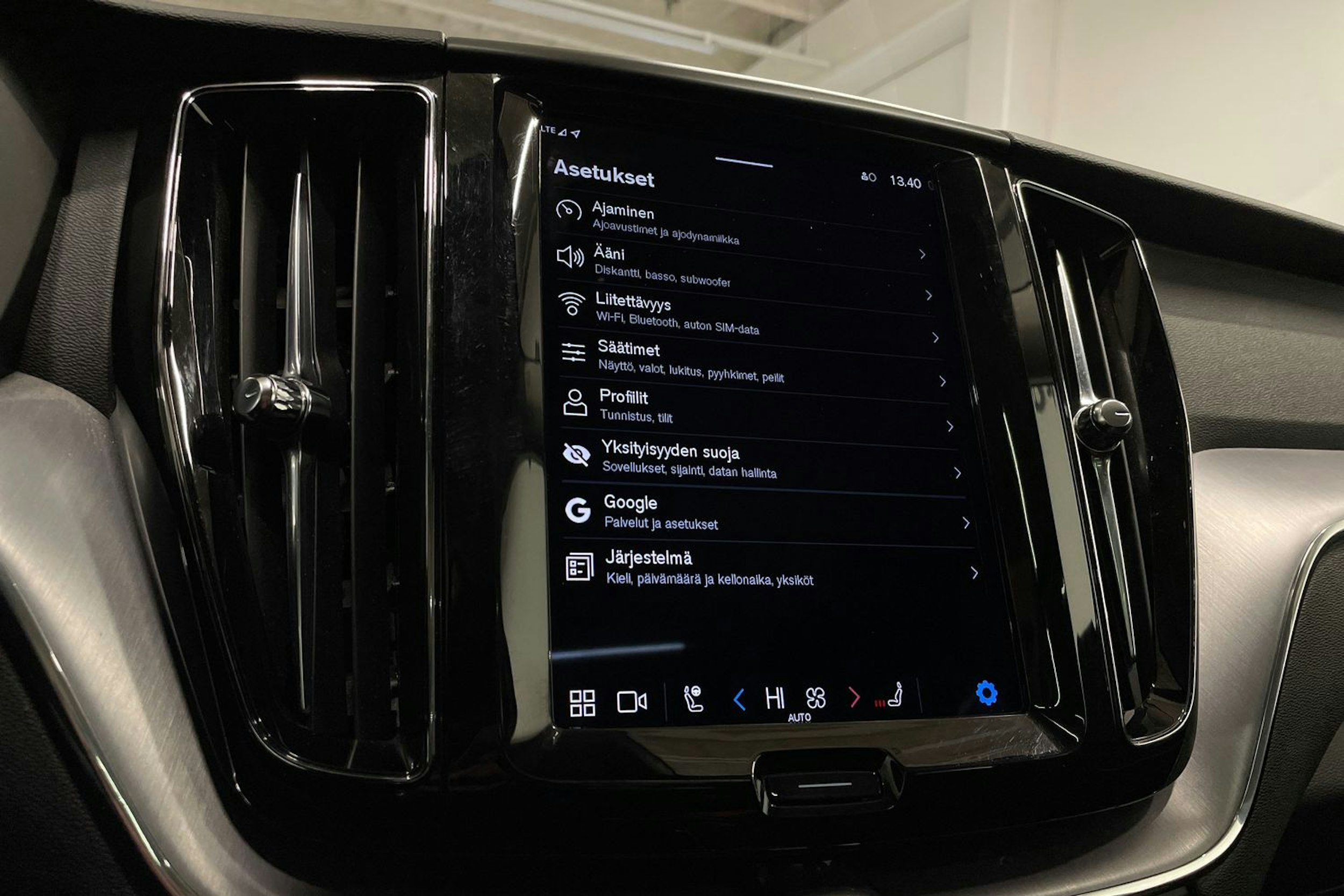 valkoinen Volvo XC60 2022 kuva 21.