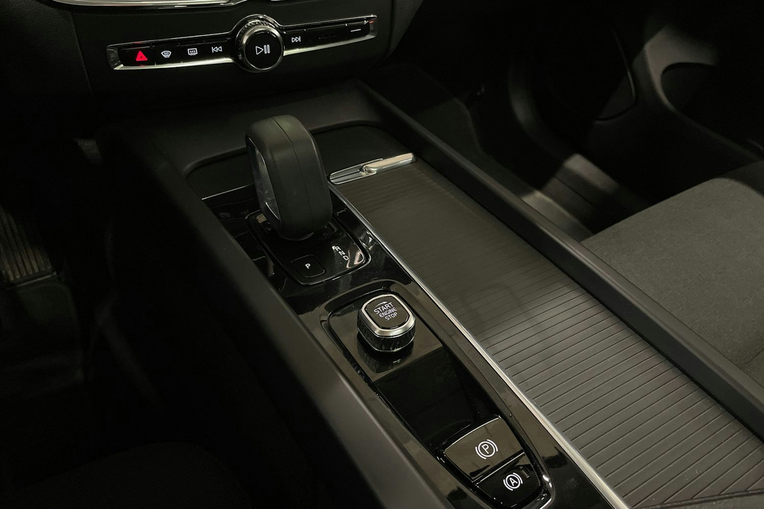 valkoinen Volvo XC60 2022 kuva 23.