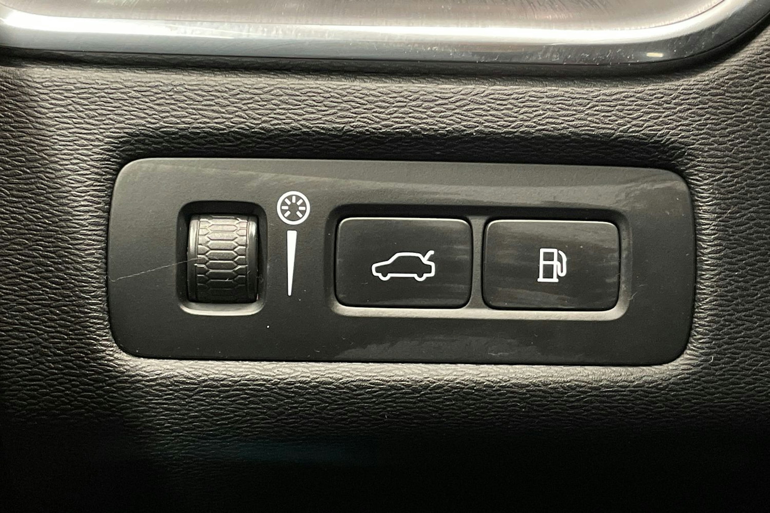 valkoinen Volvo XC60 2022 kuva 24.