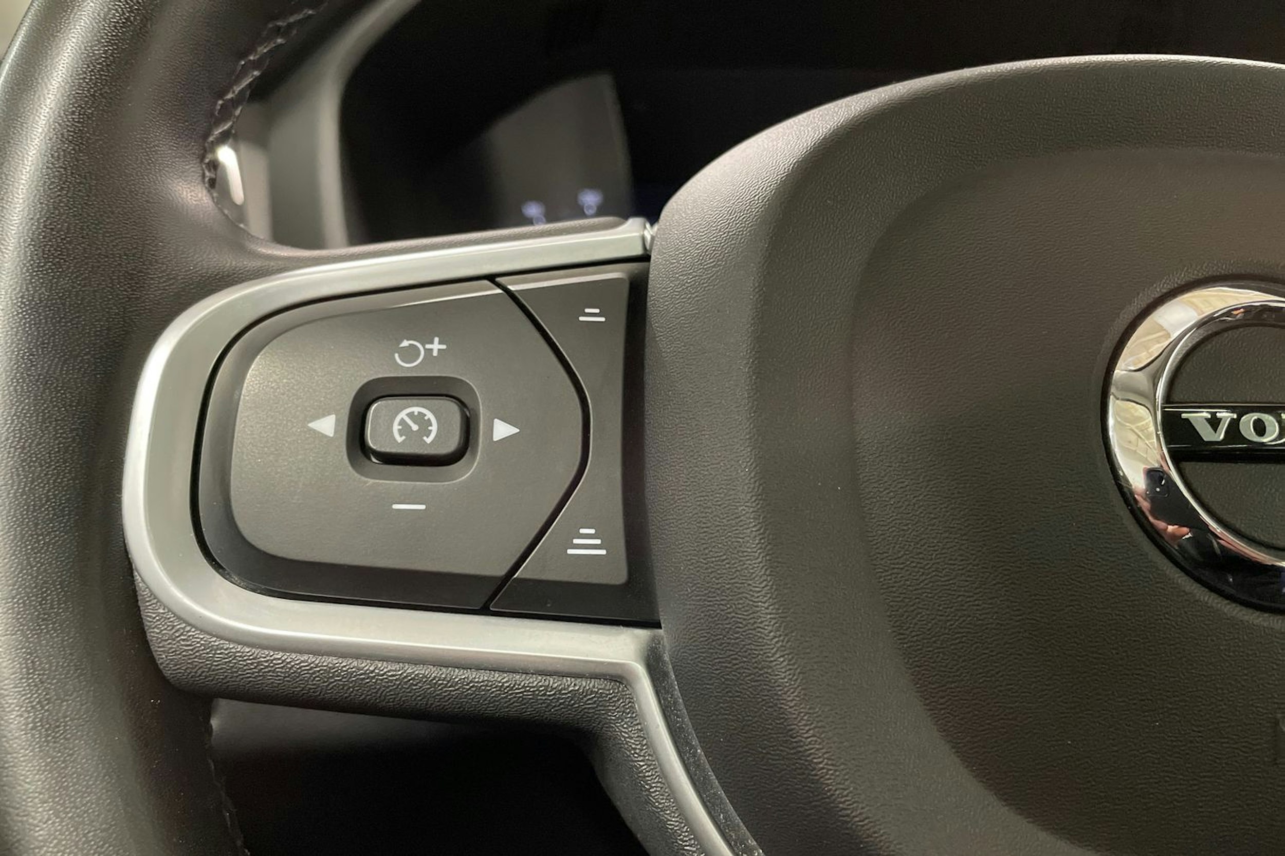 valkoinen Volvo XC60 2022 kuva 25.