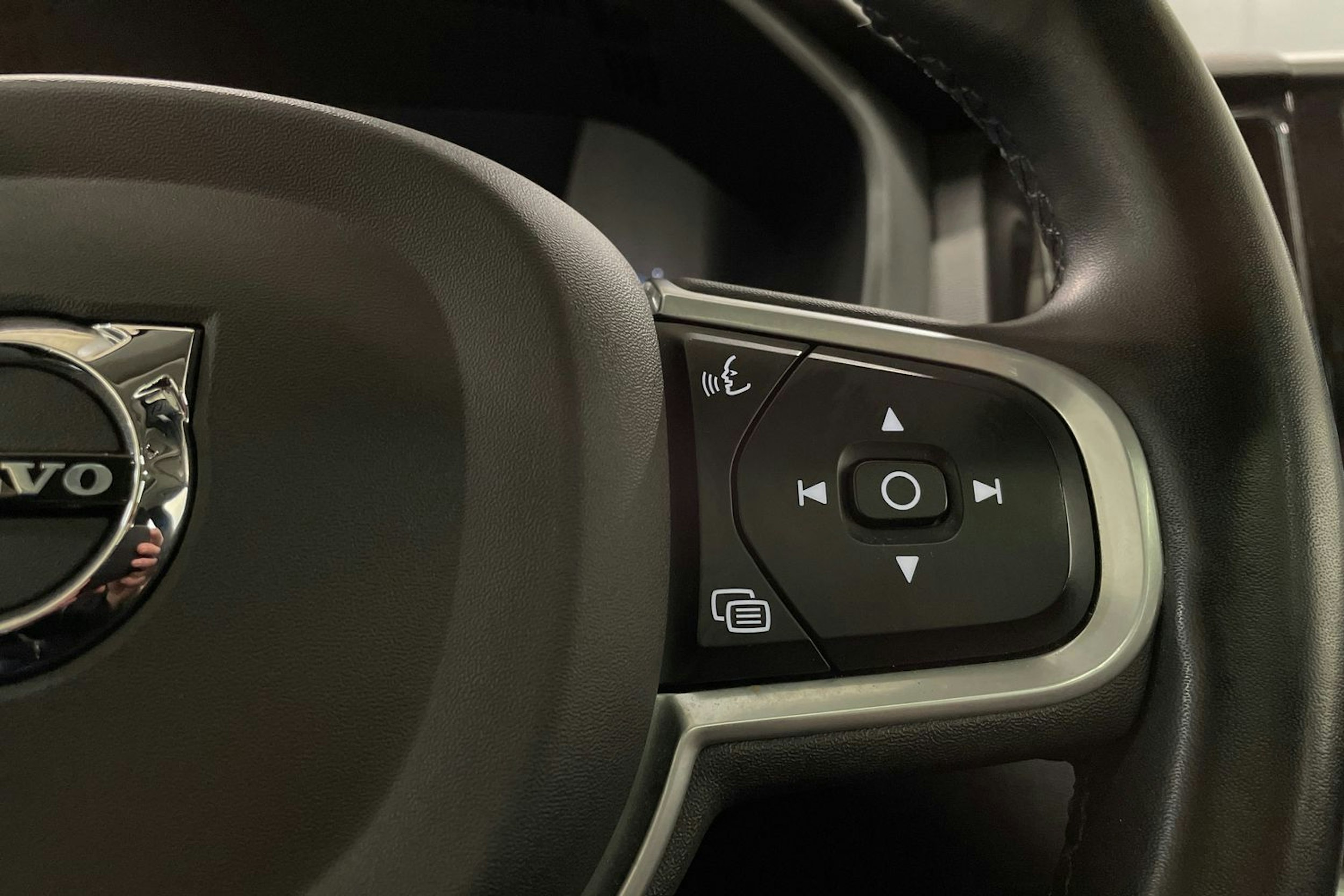 valkoinen Volvo XC60 2022 kuva 26.