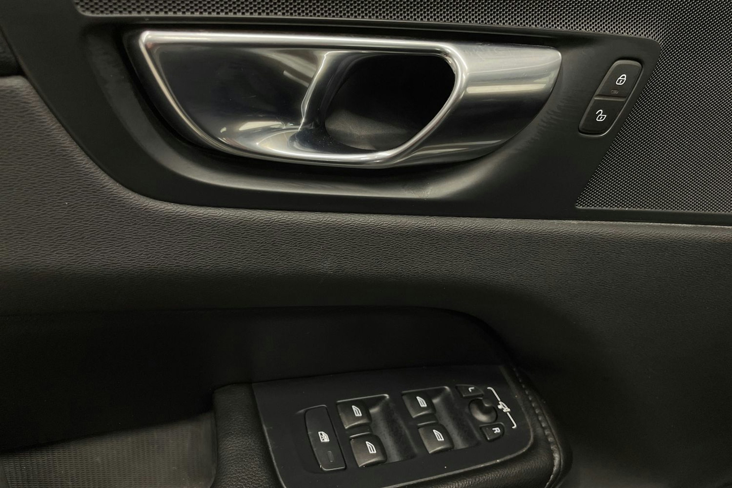 valkoinen Volvo XC60 2022 kuva 27.