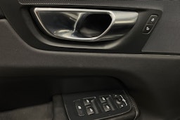 valkoinen Volvo XC60 2022 kuva 27.