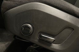 valkoinen Volvo XC60 2022 kuva 28.