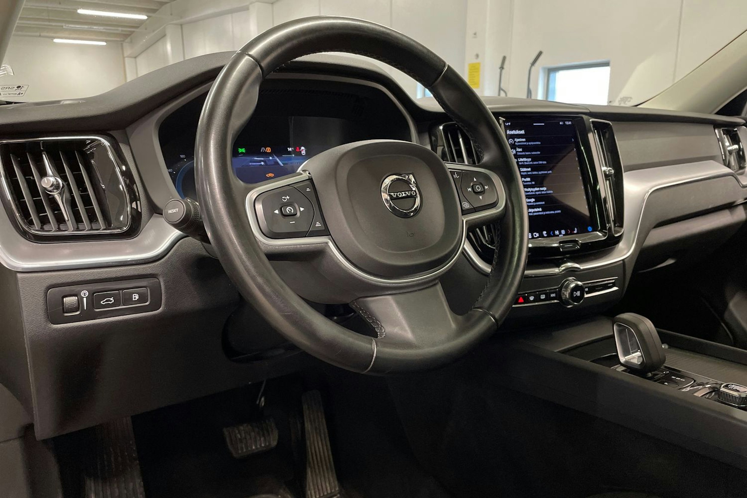 valkoinen Volvo XC60 2022 kuva 29.