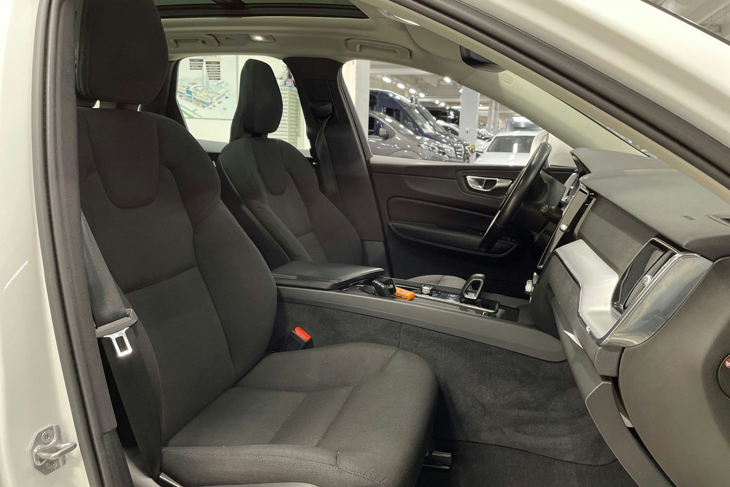 valkoinen Volvo XC60 2022 kuva 30.