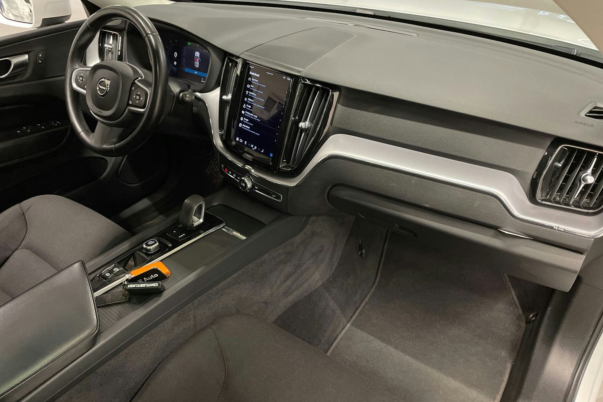 valkoinen Volvo XC60 2022 kuva 31.