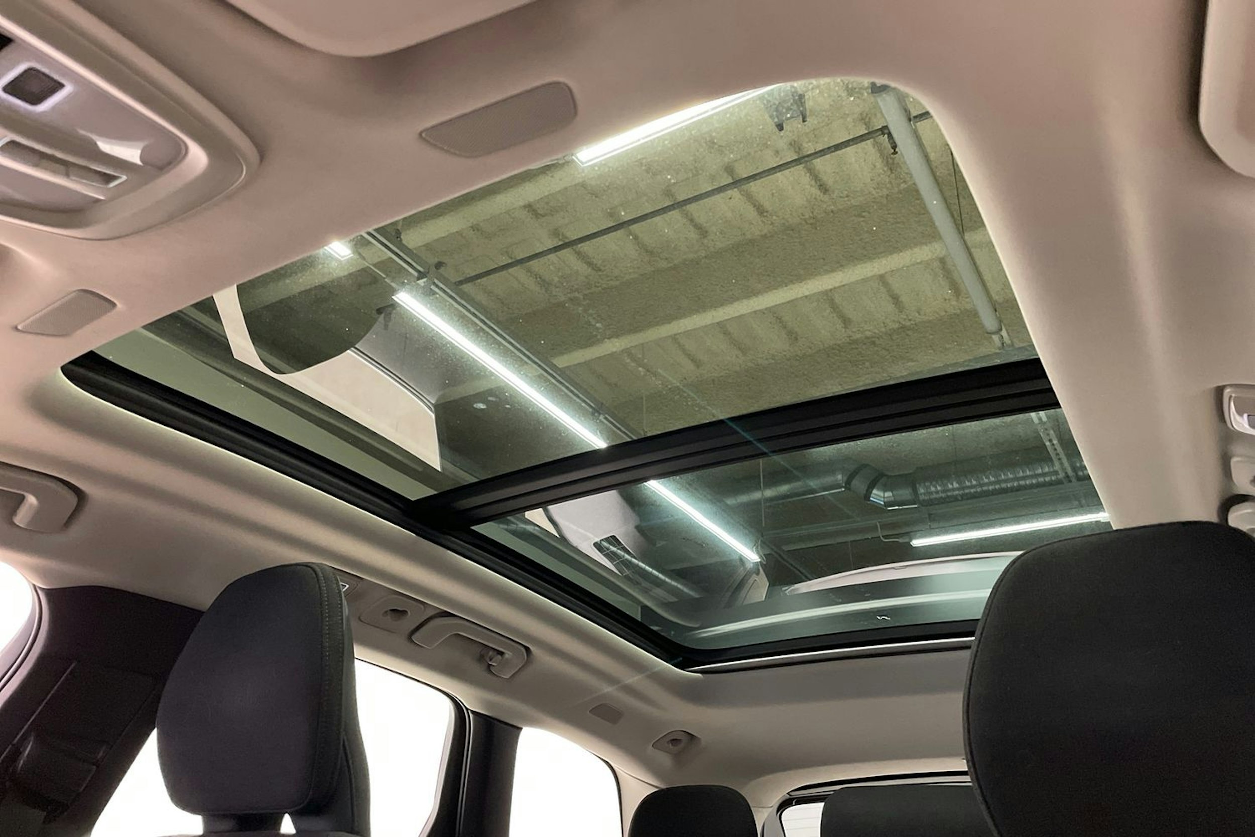 valkoinen Volvo XC60 2022 kuva 32.