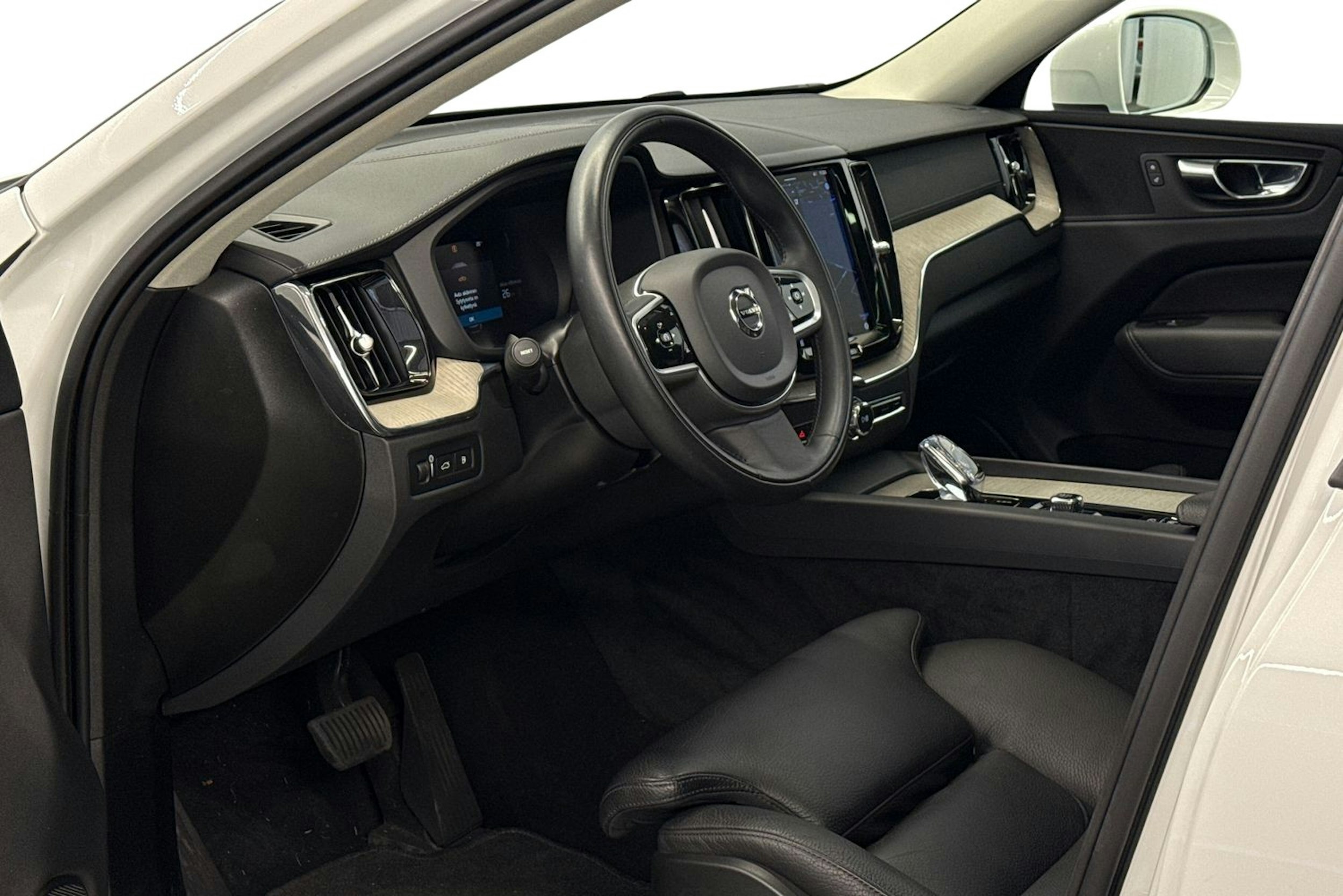 valkoinen Volvo XC60 2022 kuva 7.