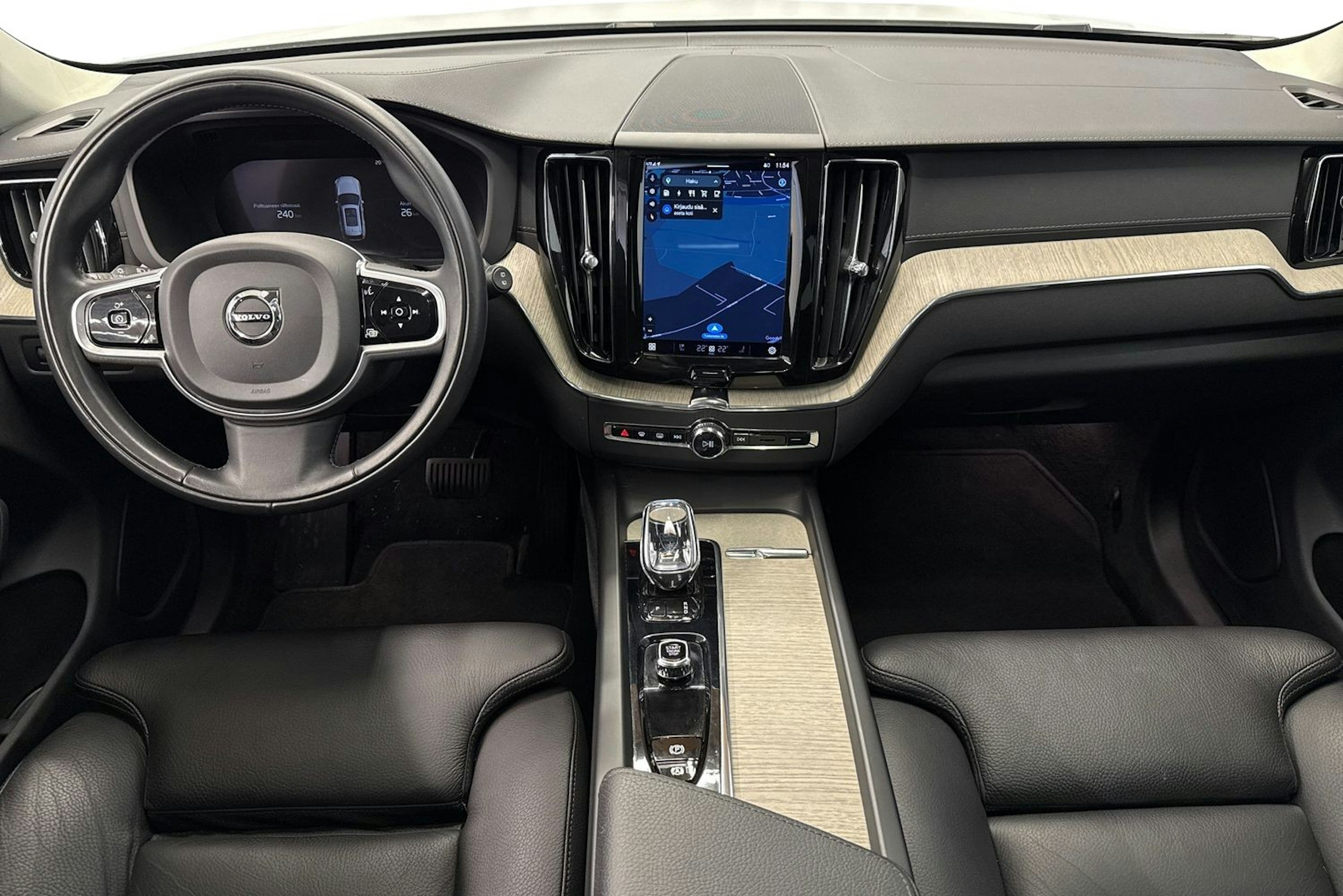 valkoinen Volvo XC60 2022 kuva 9.
