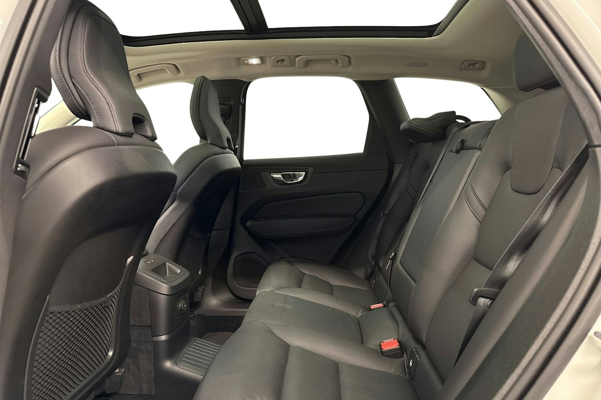 valkoinen Volvo XC60 2022 kuva 10.