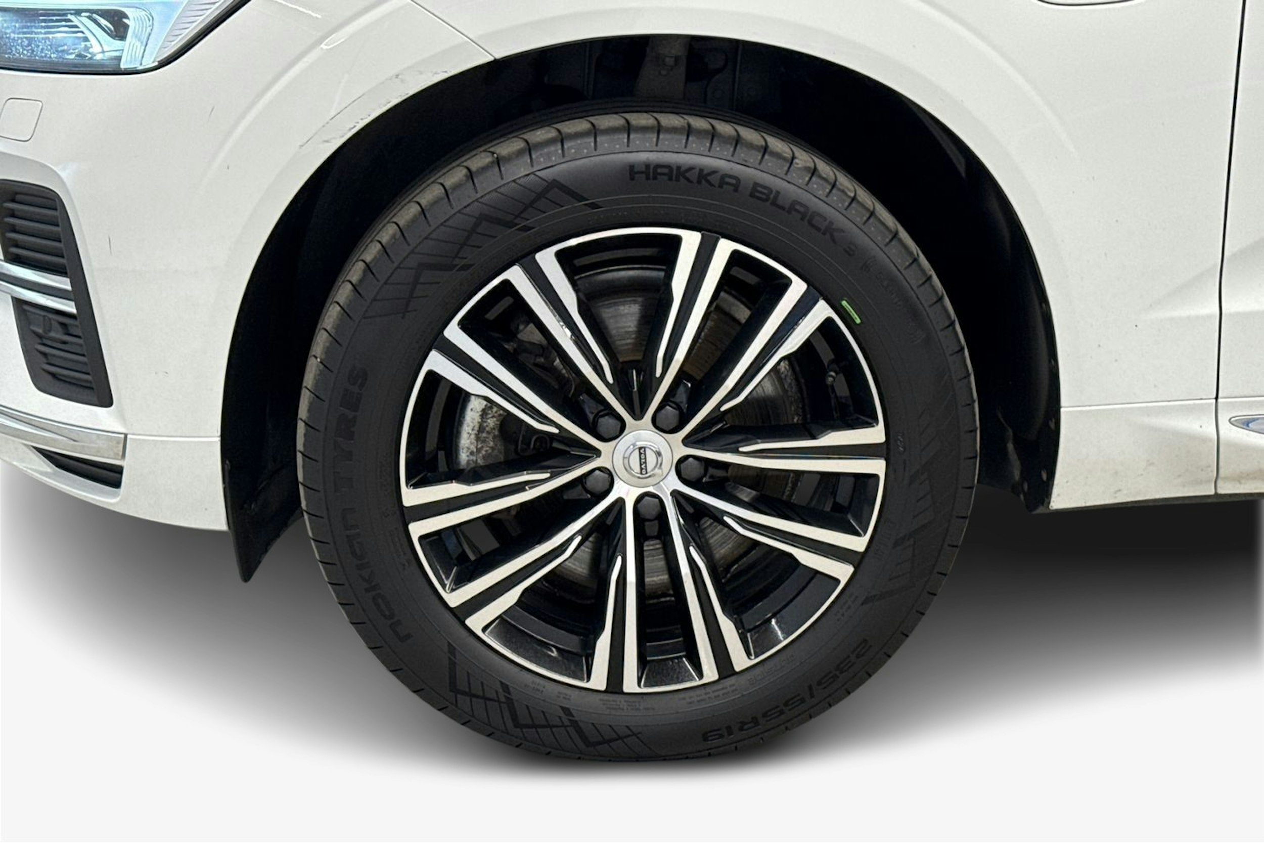 valkoinen Volvo XC60 2022 kuva 11.