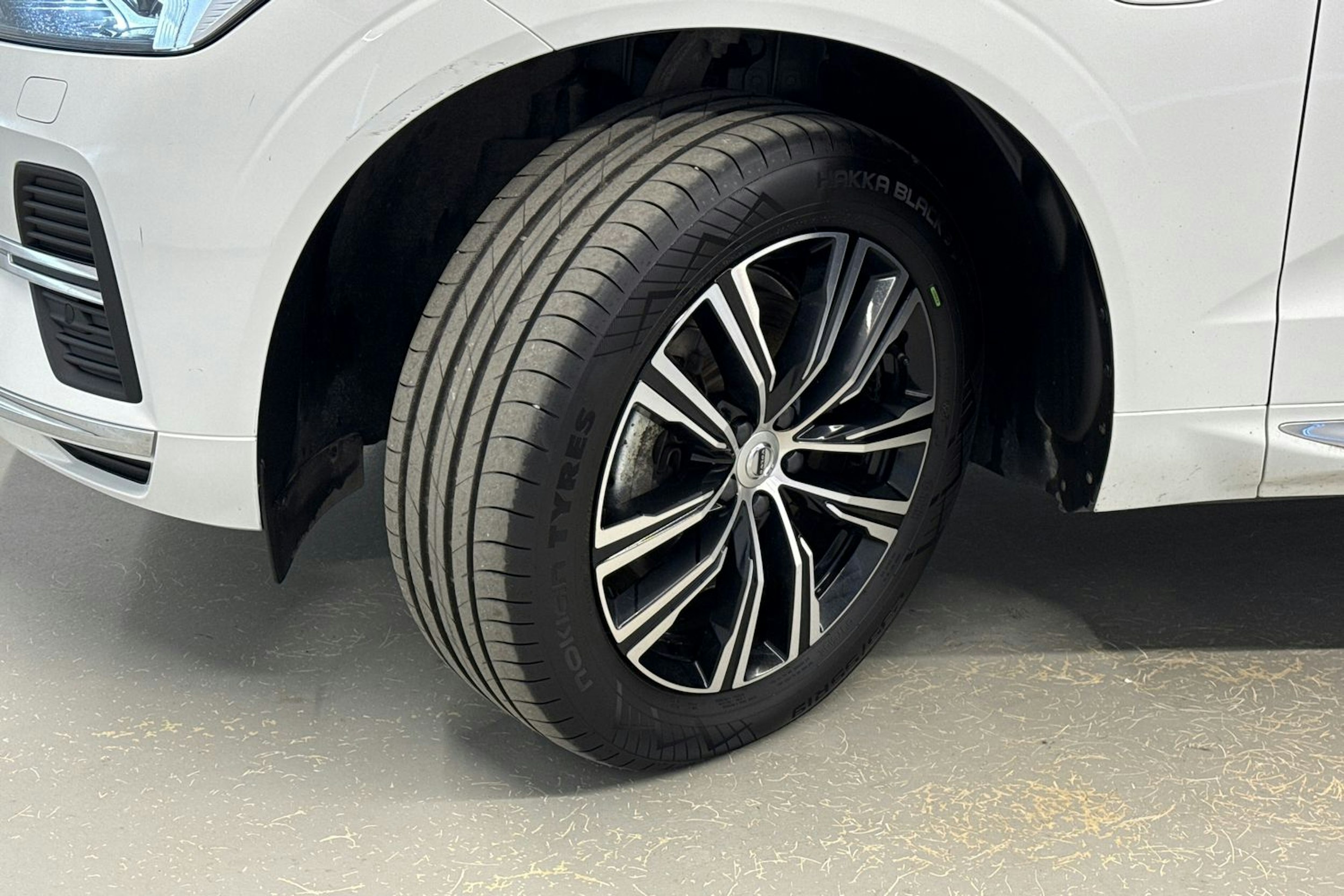 valkoinen Volvo XC60 2022 kuva 13.