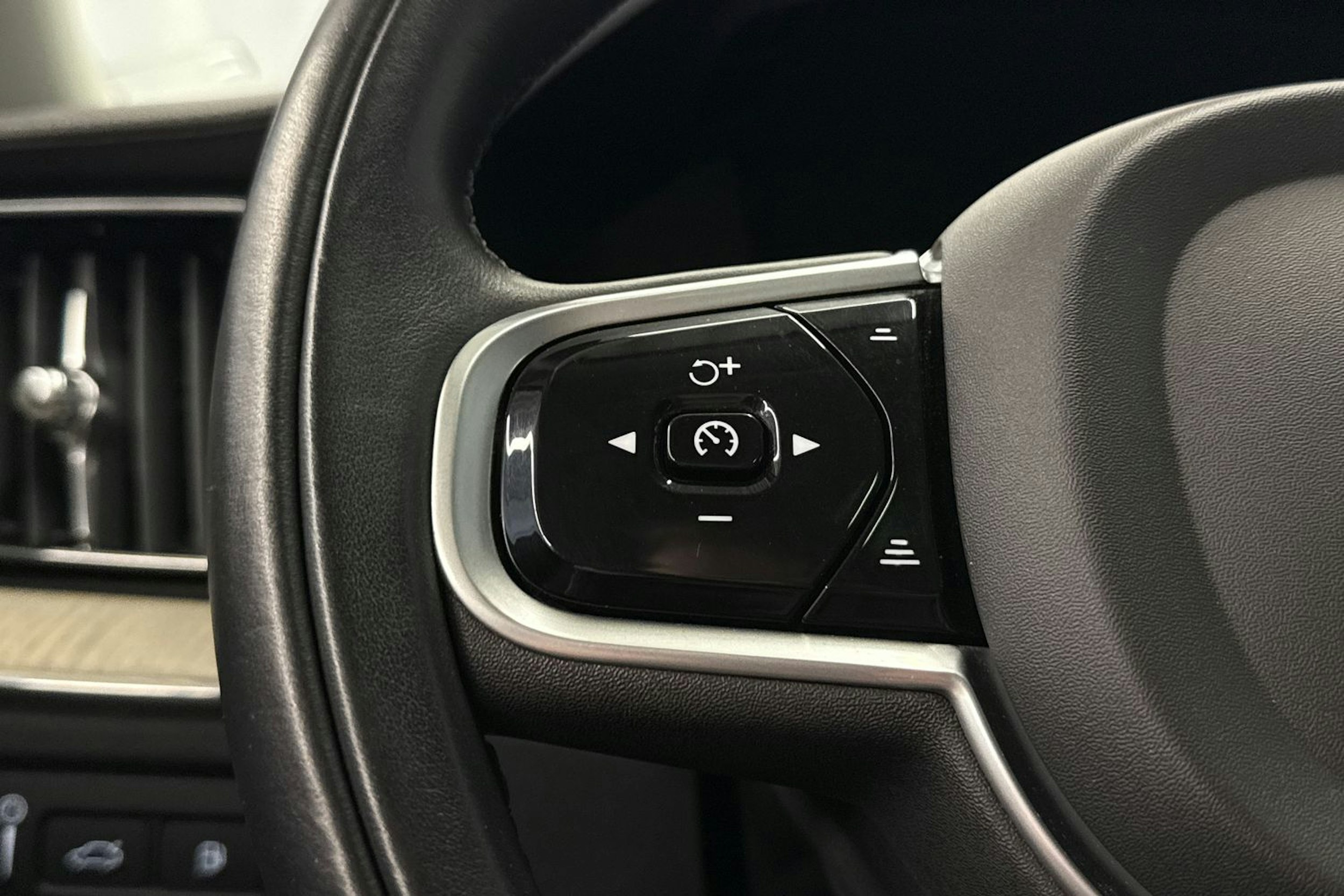 valkoinen Volvo XC60 2022 kuva 15.