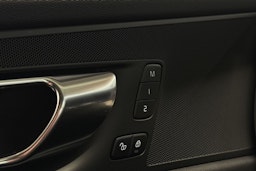 valkoinen Volvo XC60 2022 kuva 17.