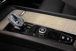 valkoinen Volvo XC60 2022 kuva 18.